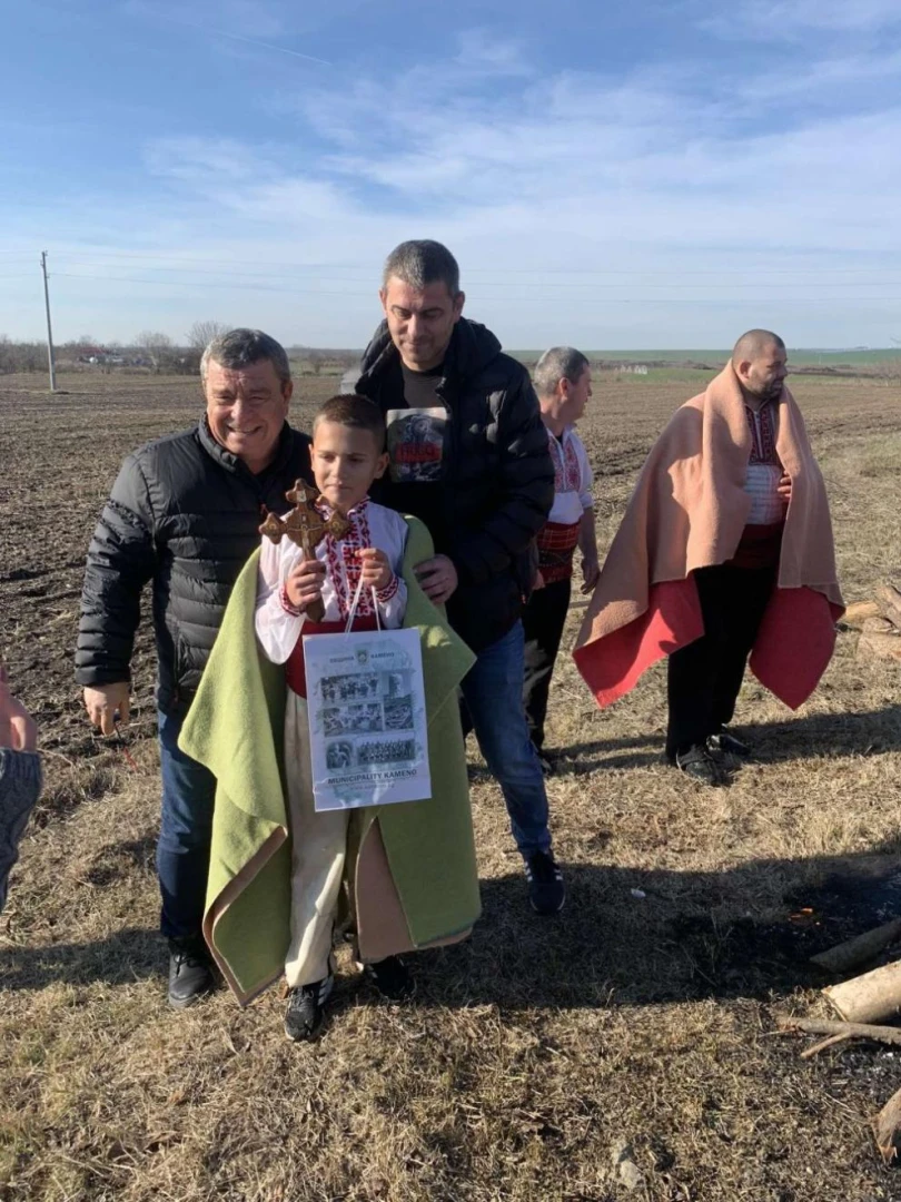 9-годишният Божидар стана най-младият, извадил кръста на Богоявление СНИМКИ
