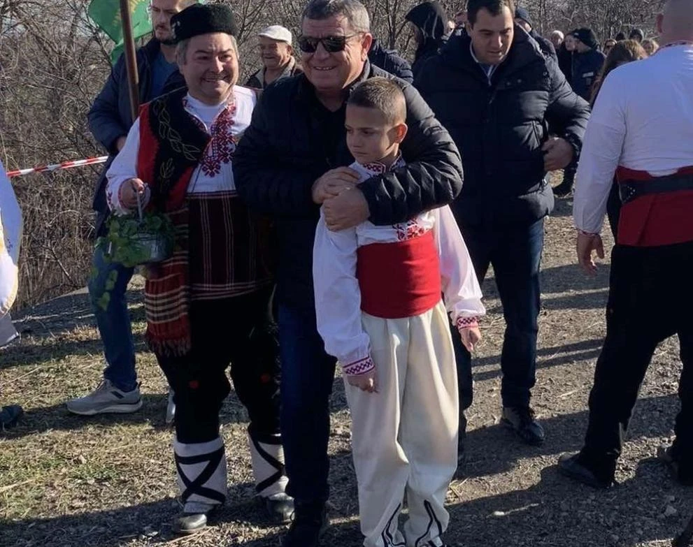 9-годишният Божидар стана най-младият, извадил кръста на Богоявление СНИМКИ