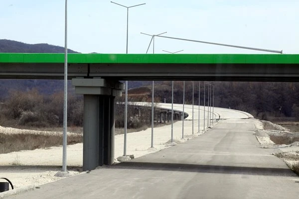Европейци сме, ама не съвсем - сърбите ни правят показно