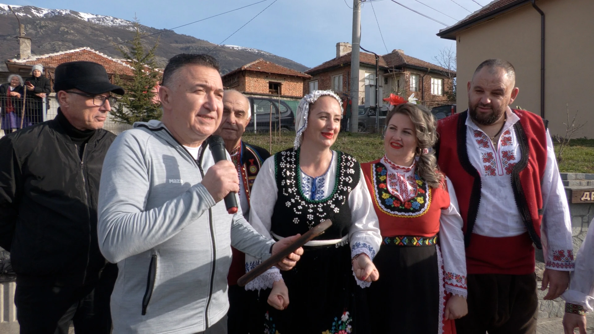 БЛИЦ Live: На Ивановден в Карлово изкъпаха булките, имениците и кмета