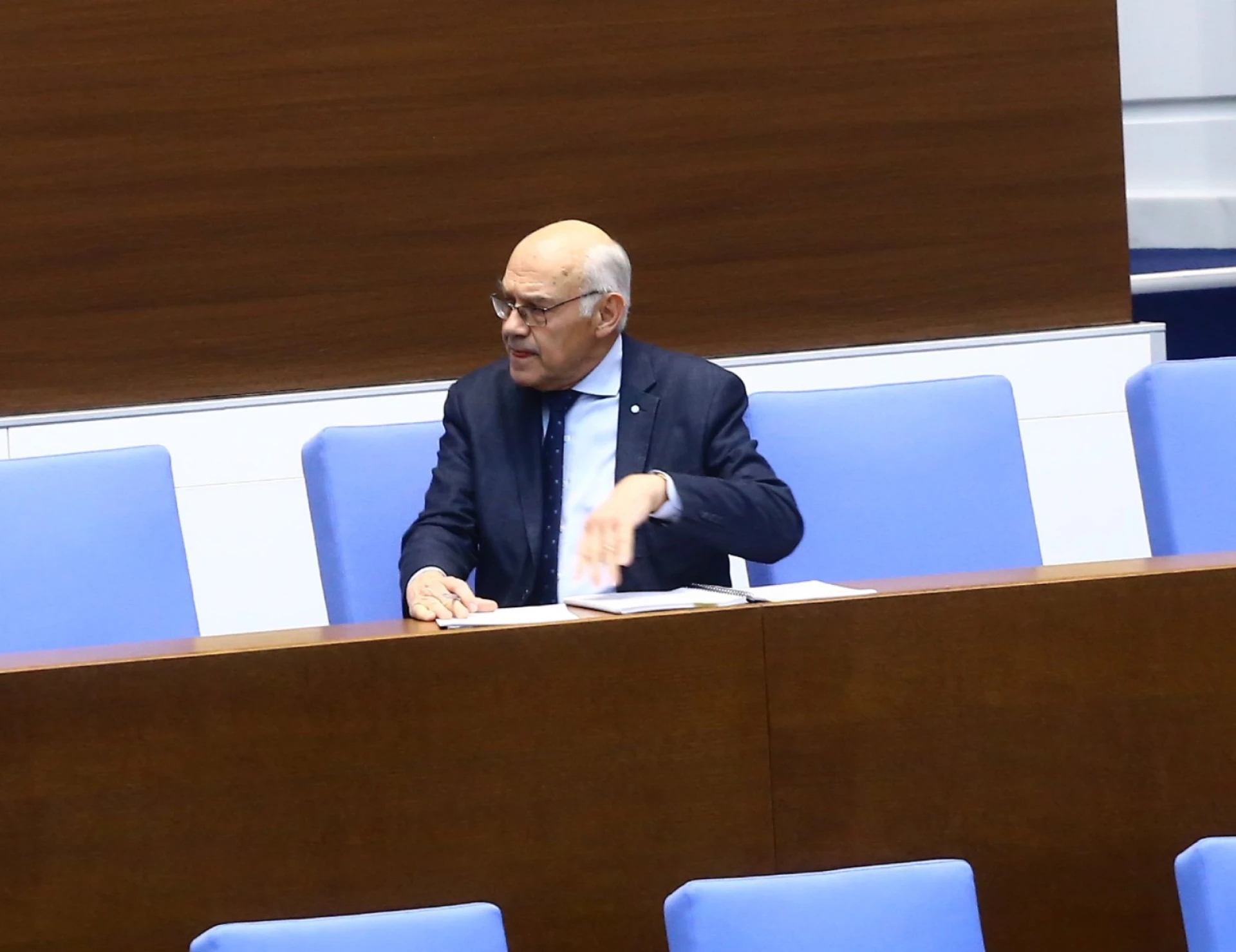 ДПС-Ново начало привика шефа на КЕВР, той се сблъска с журналист