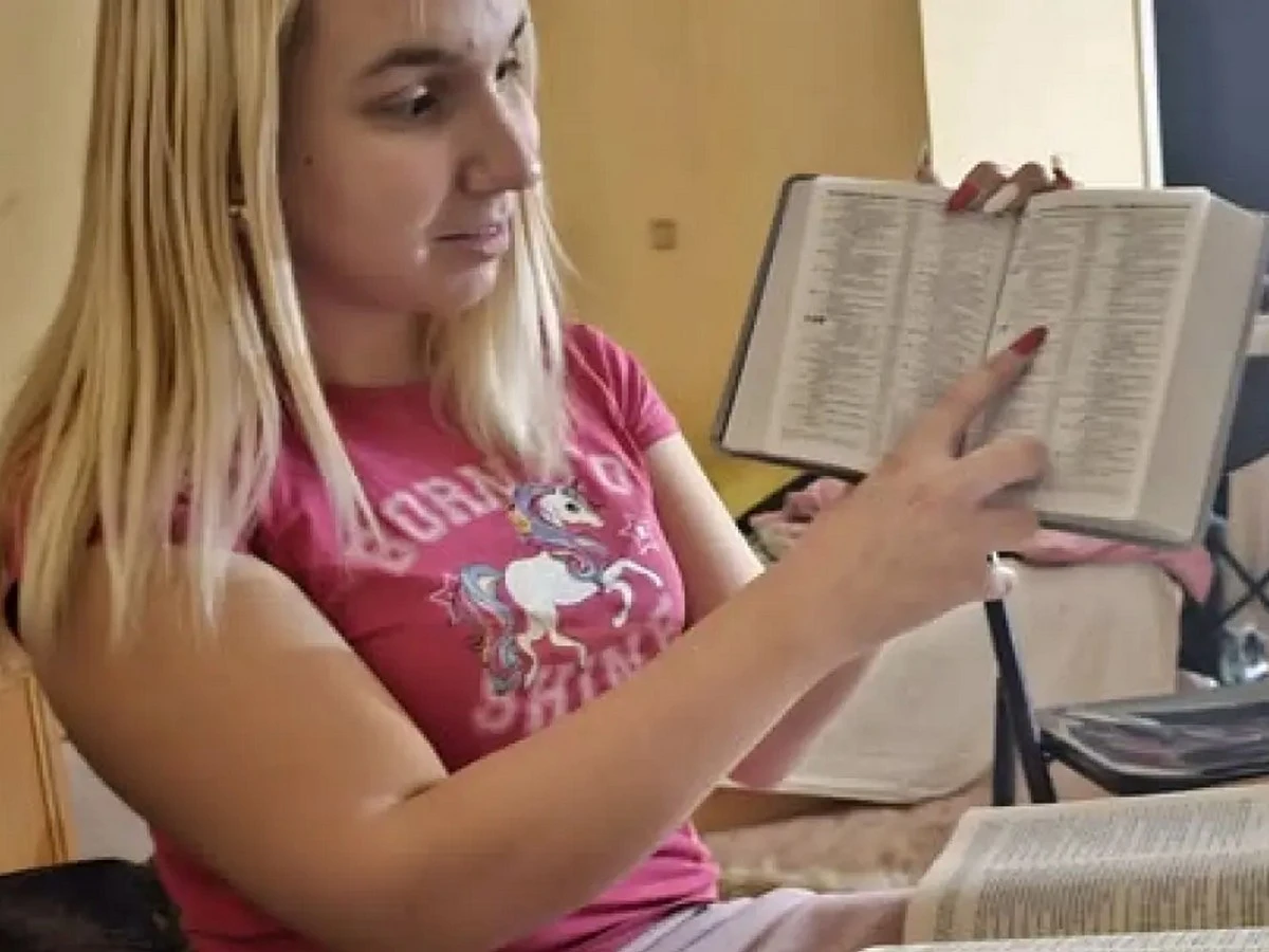 Емили Тротинетката с шокиращ ход, вижте ѝ новия антураж 