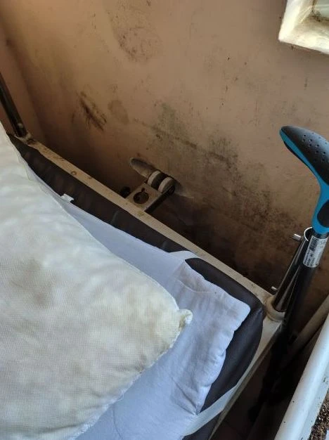 Майко мила, и тук живеят хора?! СНИМКИ показват как изглежда Центъра за психично здраве в Бургас