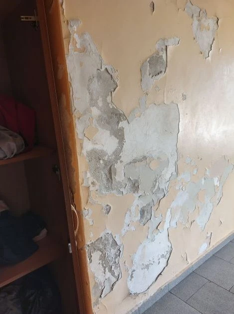 Майко мила, и тук живеят хора?! СНИМКИ показват как изглежда Центъра за психично здраве в Бургас