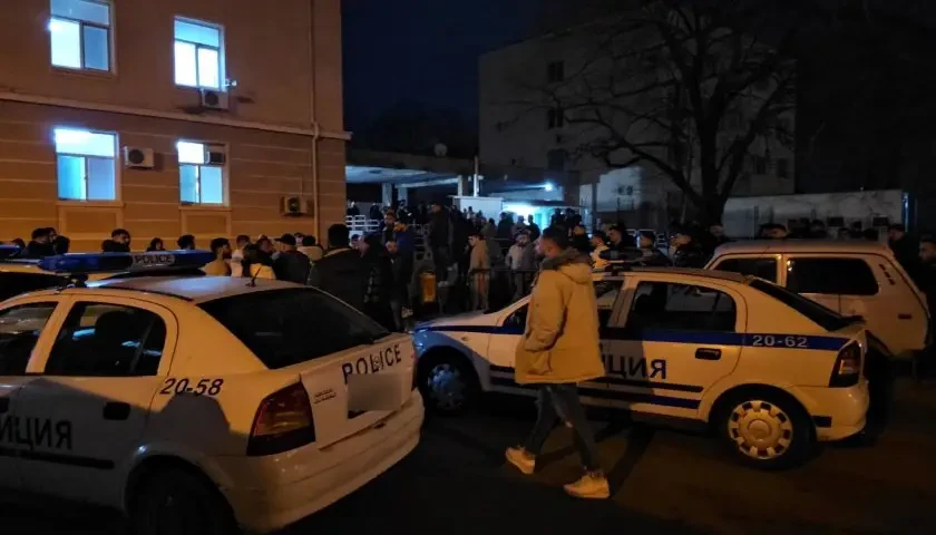 200 роми се изсипаха пред Спешното в Сливен, гъмжи от полиция 