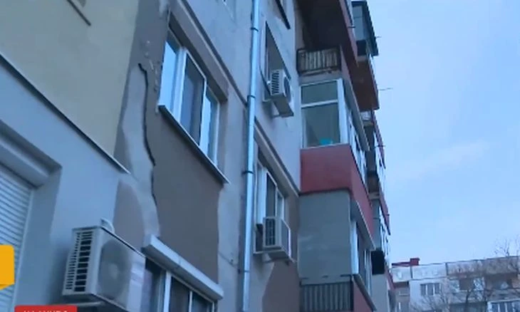 Кошмар в София: Психично болен тормози цял блок, заплашва деца, вади кирка и пистолет, докато е гол! ВИДЕО