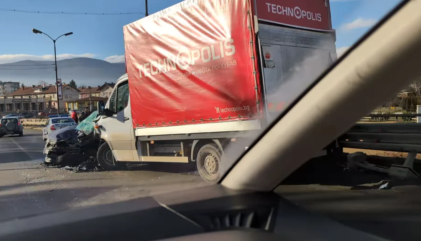 Зверски сблъсък край Елин Пелин! Кола е смачкана до неузнаваемост, а шофьорката... ВИДЕО