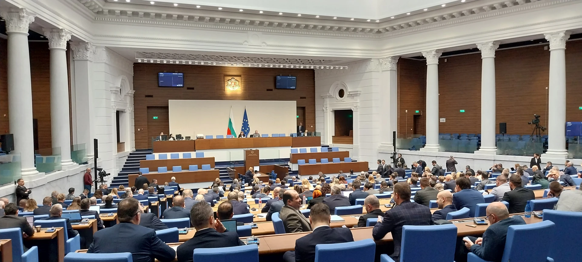 Депутатите с ключово решение за куп известни артисти