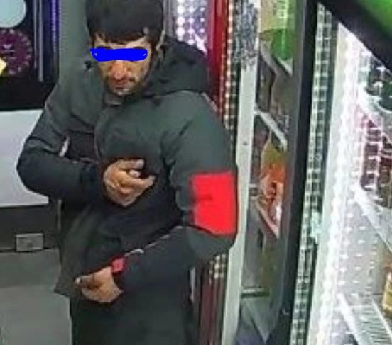 Мургавелко с ярко сини очи стресира цял квартал на София 