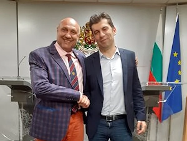 Треньорът на Кирил Петков лъсна в грандиозна шашма СНИМКИ