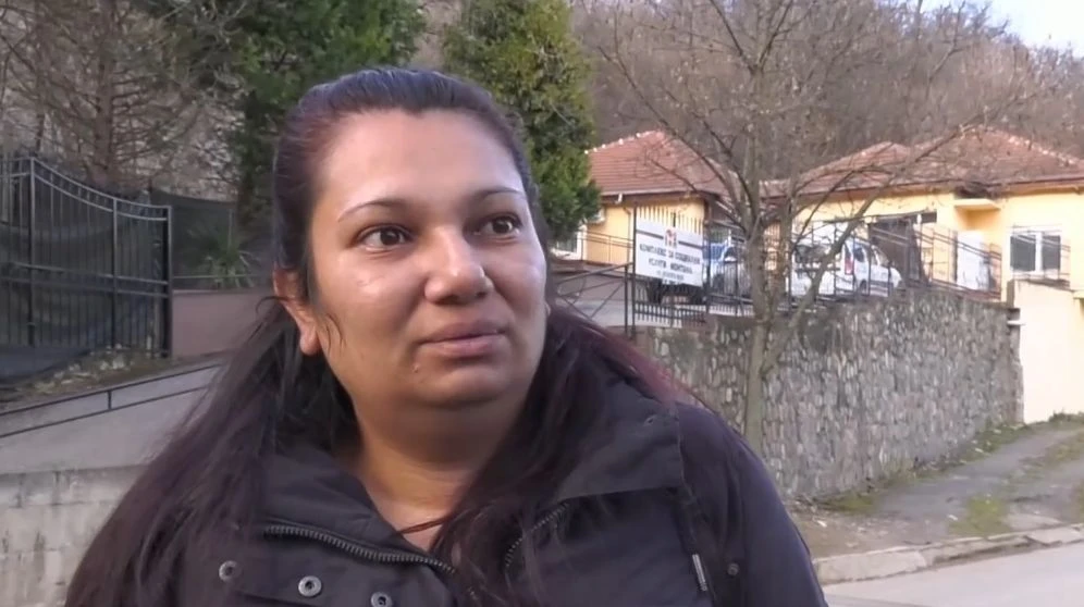 Трогателно: Децата, бити с тиган от баща си, се събраха с майка си ВИДЕО