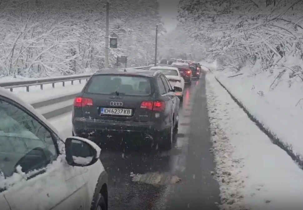 Мистериозно задръстване на пътя Банско-Симитли ВИДЕО