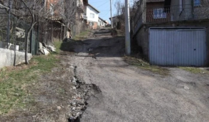 Перничани избиха рибата! Ето какъв „регулировчик“ се появи в кв. „Клепало“ СНИМКА 