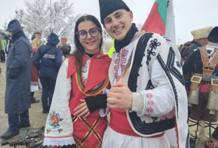 "Мъж на място" смая всички с постъпката си на кукерския фестивал „Симитлия" СНИМКИ