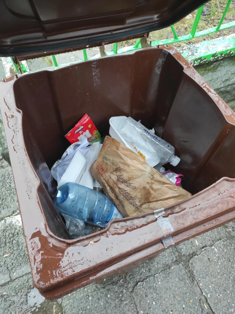 Куриоз в Бургас: А вие знаете ли за какво се използват тези кофи СНИМКИ