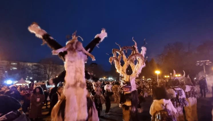 Киселова ще гони злите сили, стотици се събират във... 