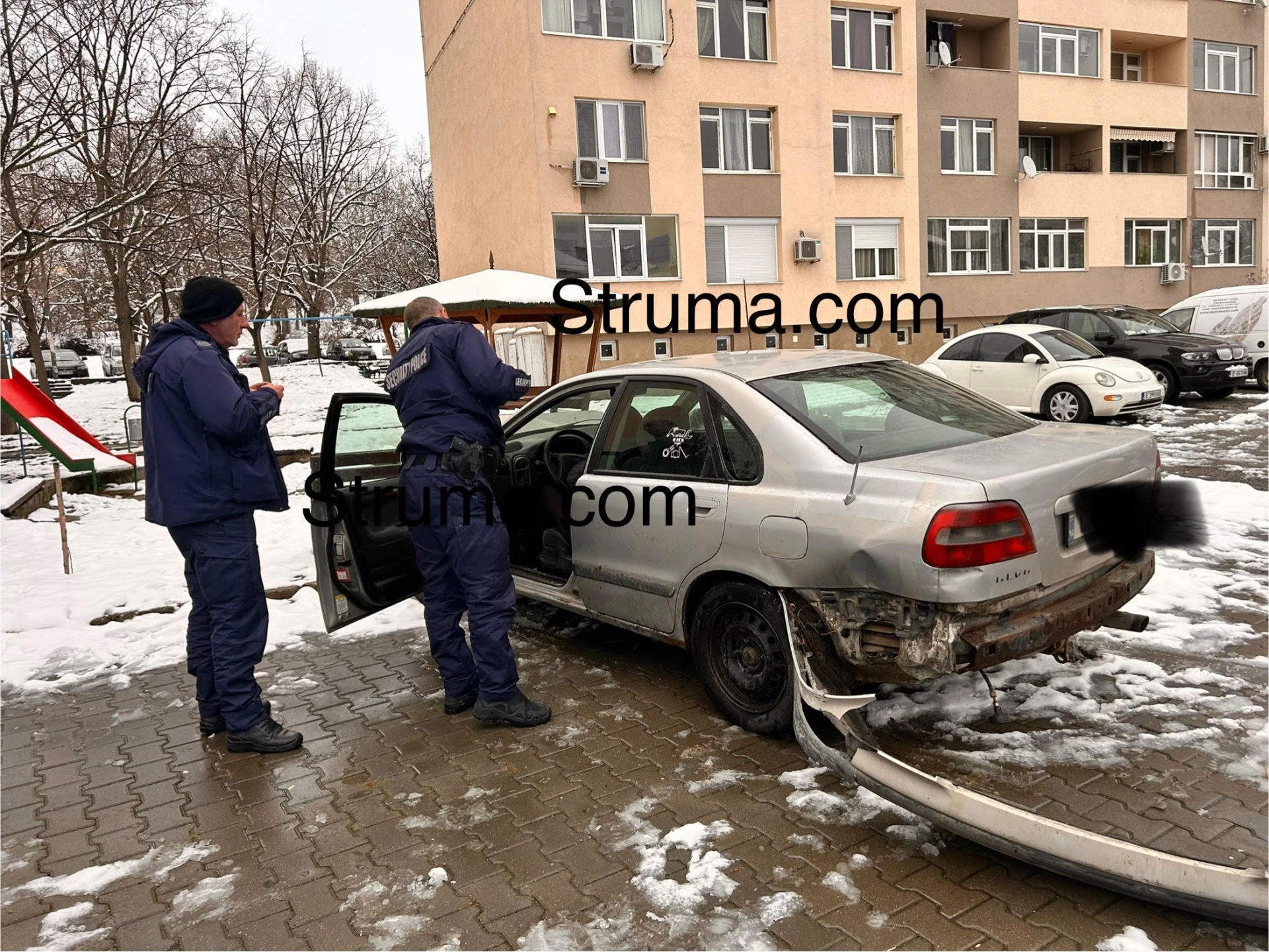Мъртвопияна софиянка превъртя дрегера - едва не прегази пешеходци, заби се в пейка и... СНИМКИ