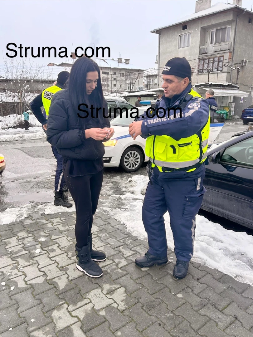 Мъртвопияна софиянка превъртя дрегера - едва не прегази пешеходци, заби се в пейка и... СНИМКИ