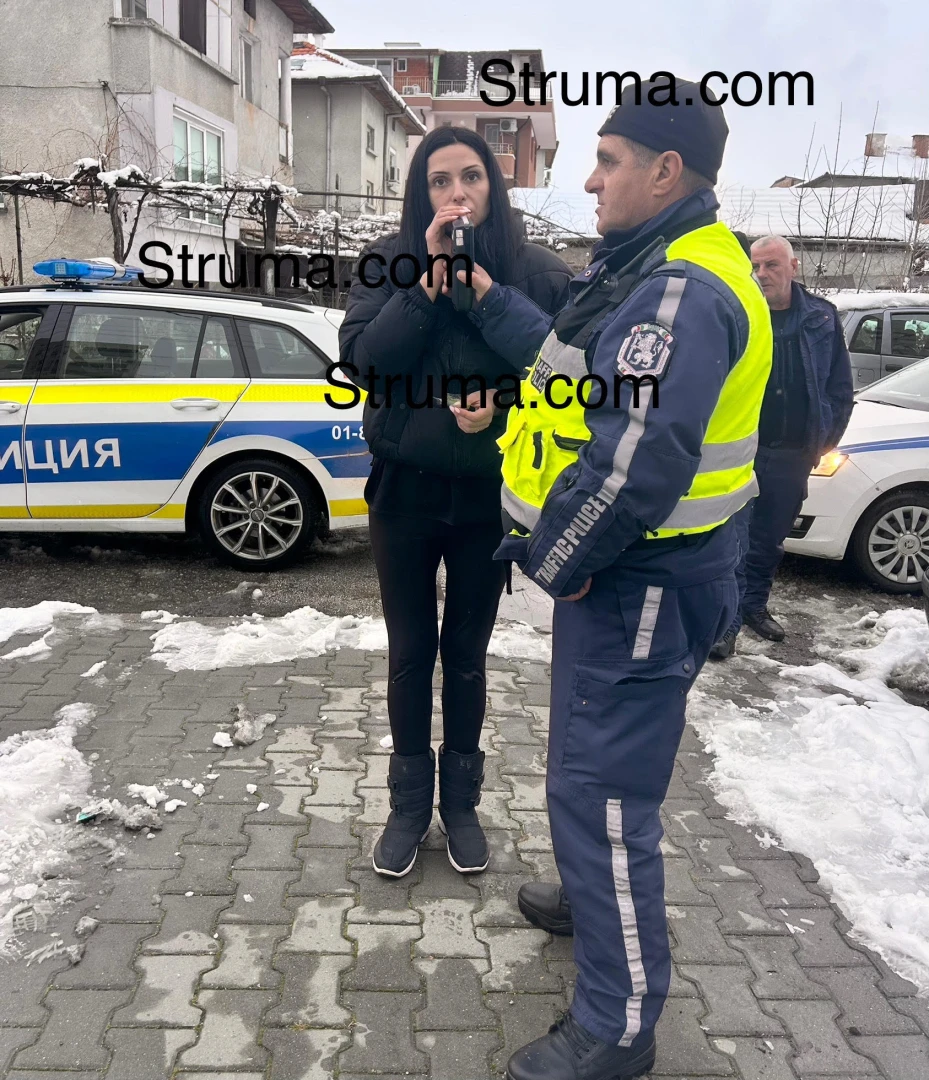 Мъртвопияна софиянка превъртя дрегера - едва не прегази пешеходци, заби се в пейка и... СНИМКИ