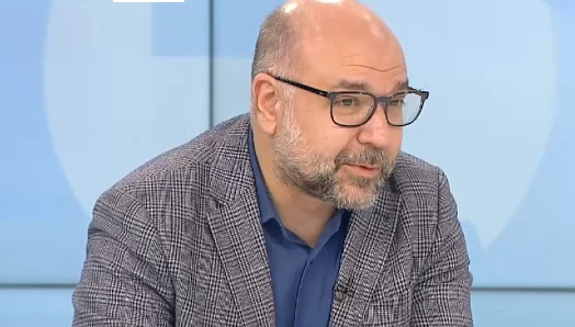 Анализаторите категорични: Хлабаво правителство, а Радев потрива доволно ръце