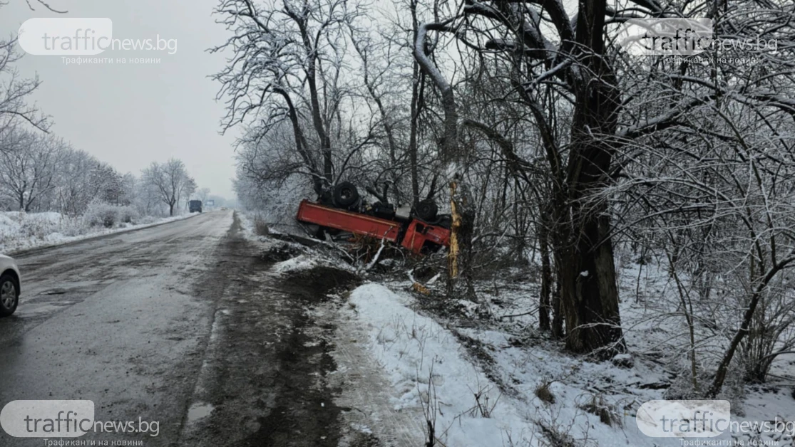 Камион навири гуми край Пловдив Зрелищни СНИМКИ
