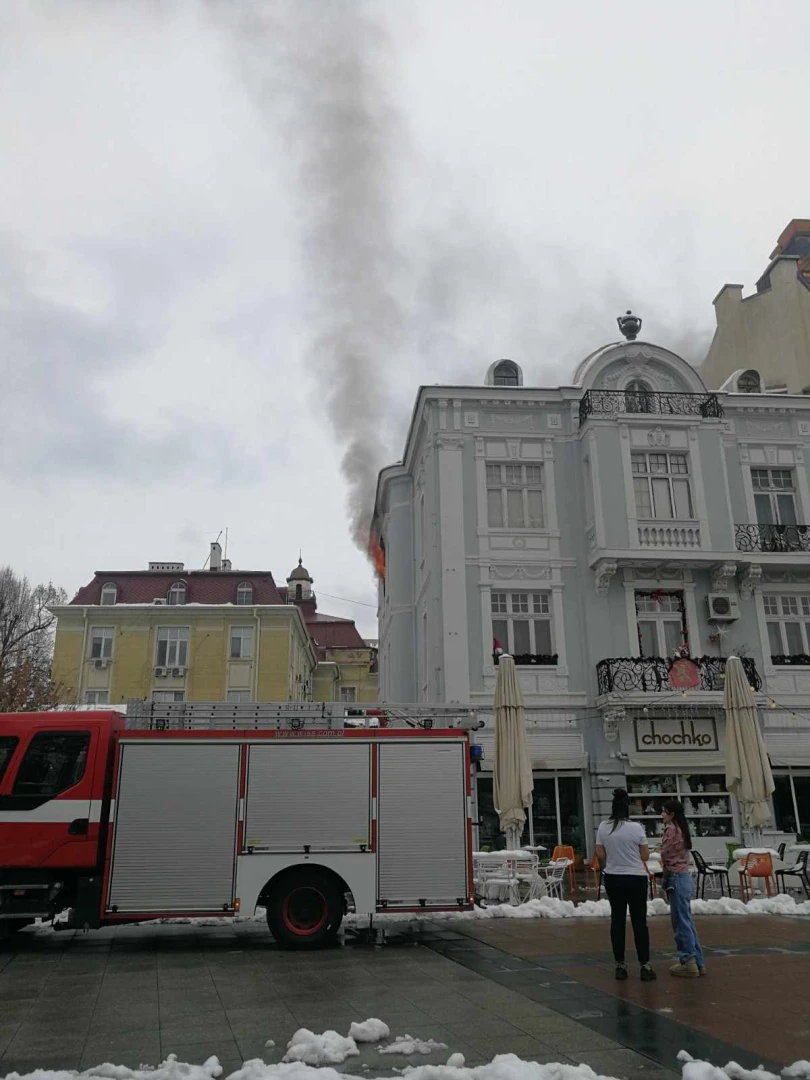 Ексклузивно в БЛИЦ! Извънредна ситуация в центъра на Пловдив, паниката е голяма ВИДЕО