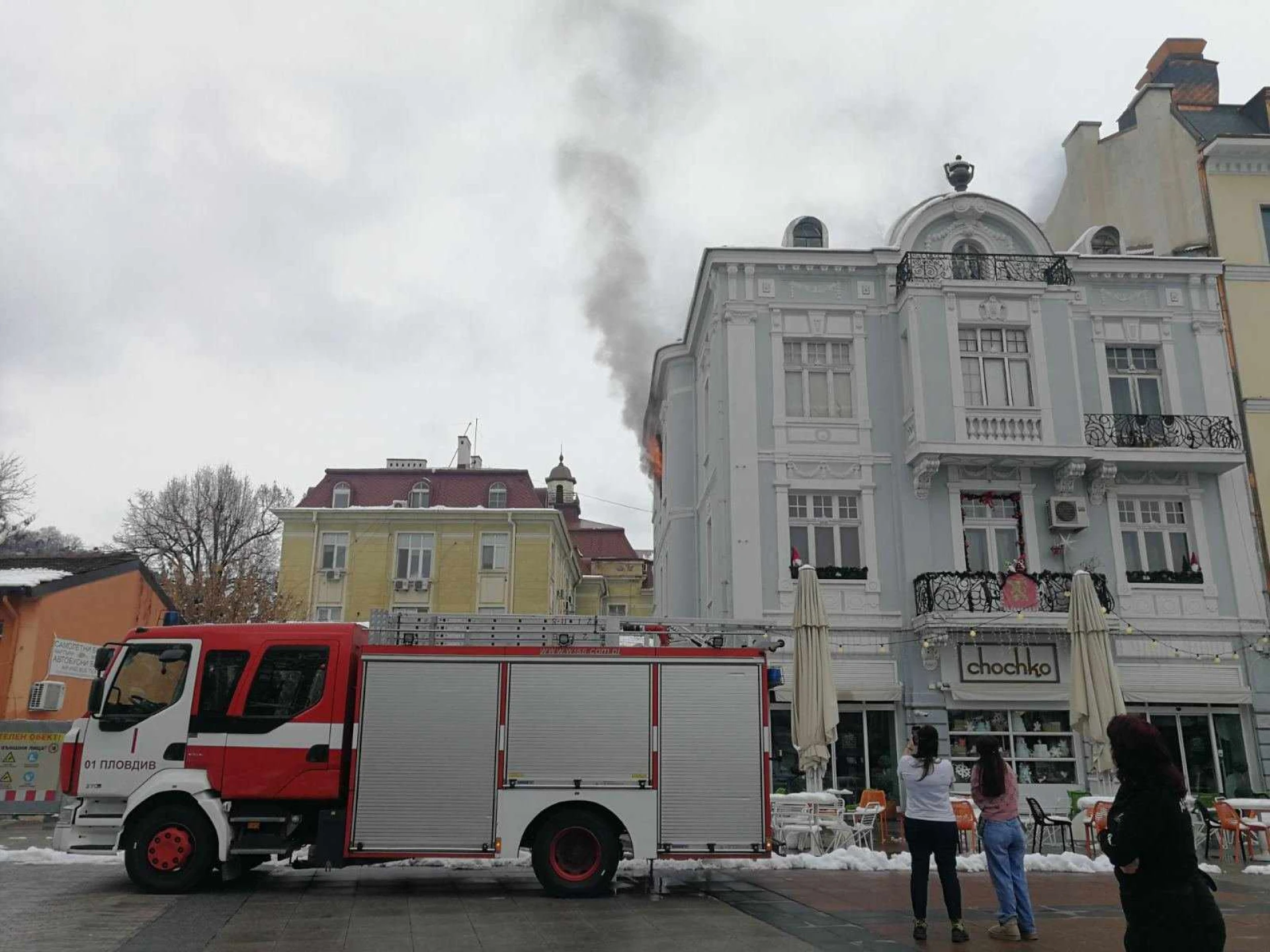 Само в БЛИЦ: Покривът на горящата сграда в Пловдив рухна, вътре има човек ВИДЕО