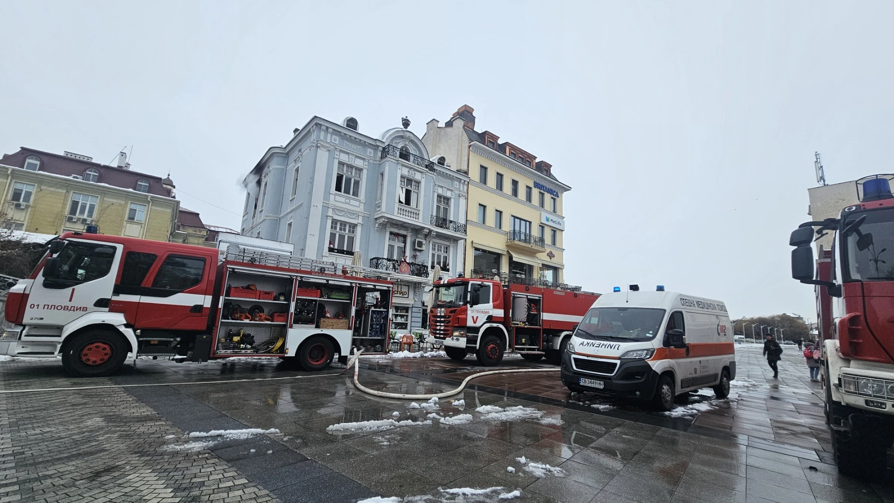 Само в БЛИЦ: Покривът на горящата сграда в Пловдив рухна, вътре има човек ВИДЕО