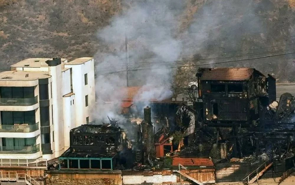 Огненият ад в Ел Ей изпепелява наред, но случаят с това луксозно имение сащиса всички СНИМКА