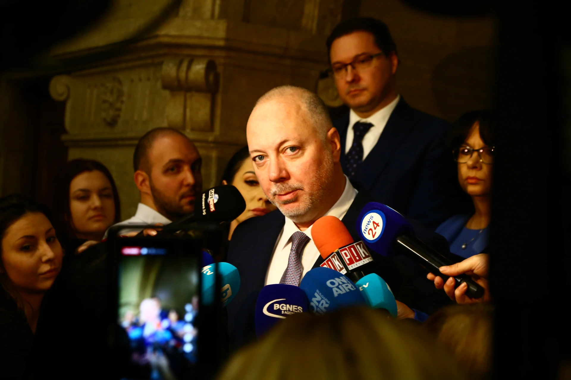 Желязков със секира след земетресението в Турция