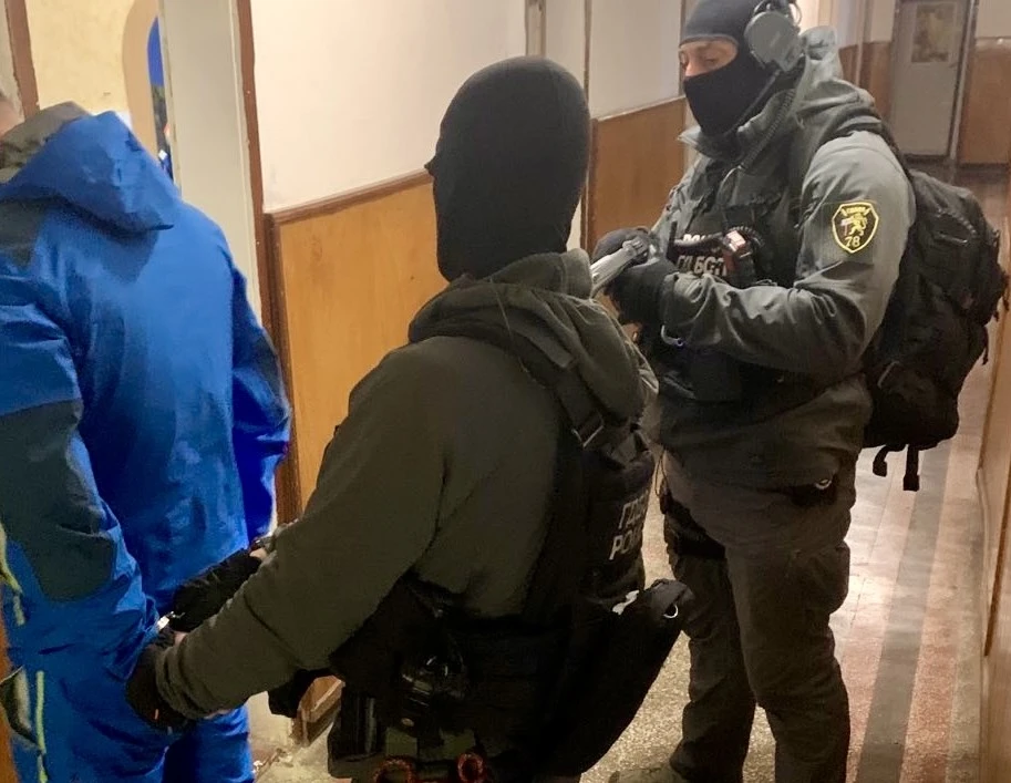 ГДБОП с мощен удар срещу опасни родни бандити, натръшкаха 6-ма, които... СНИМКИ