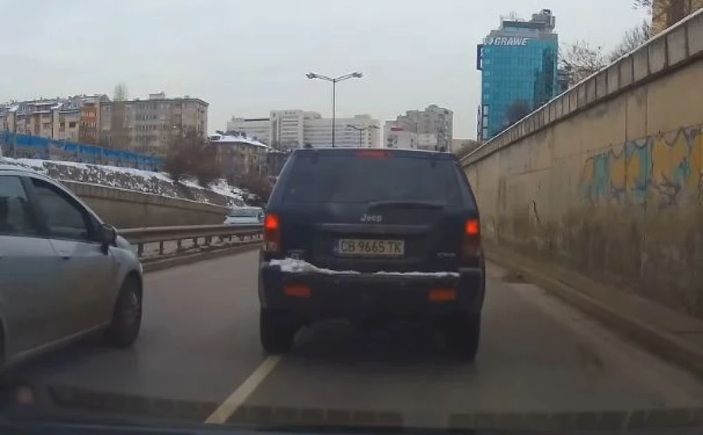 Като мутра: Черен джип вилнее из улиците на София, засича опасно ВИДЕО 