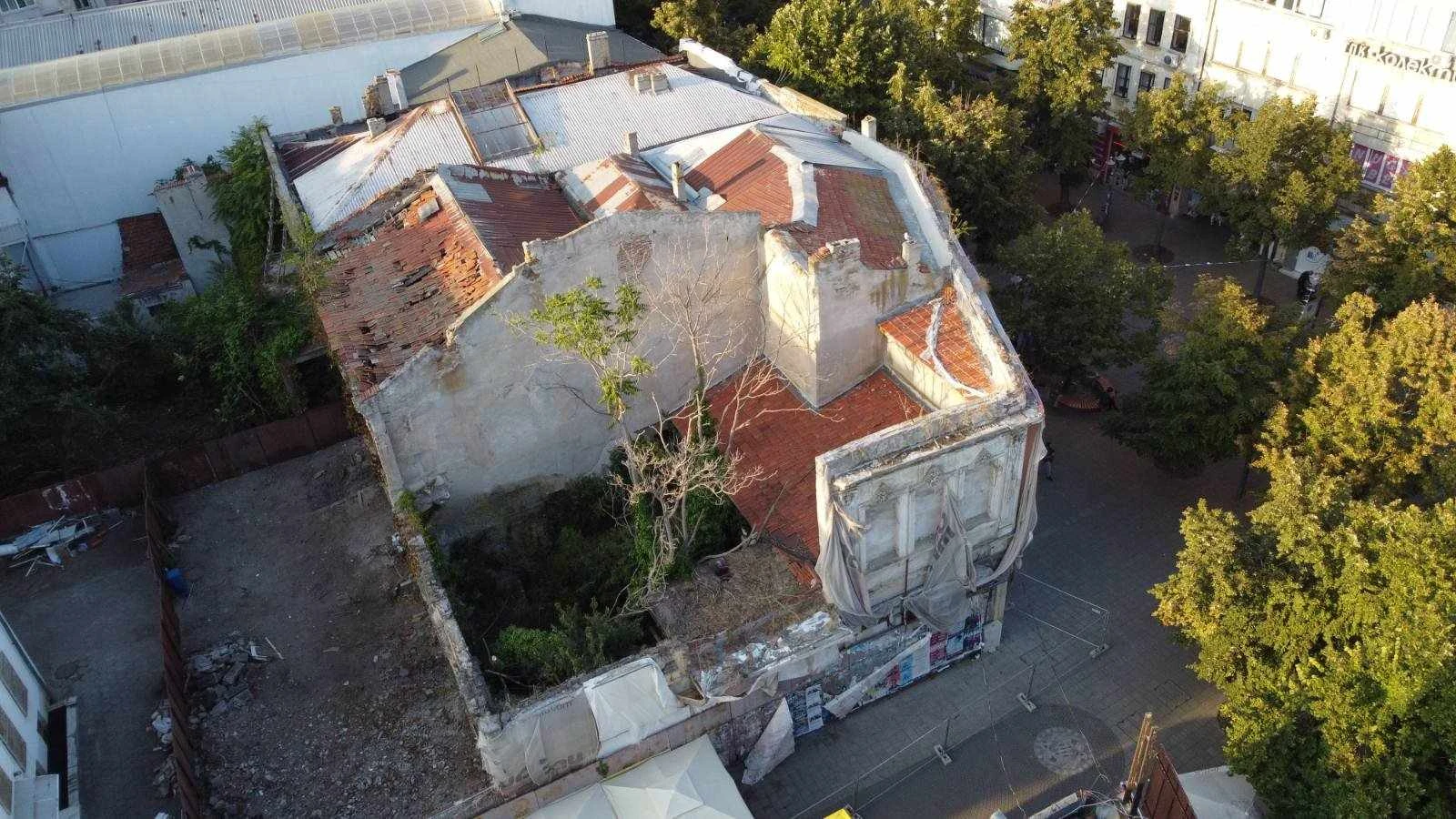 Легендарния палат на богаташа Исакучо Презенти се разпада в Бургас СНИМКИ