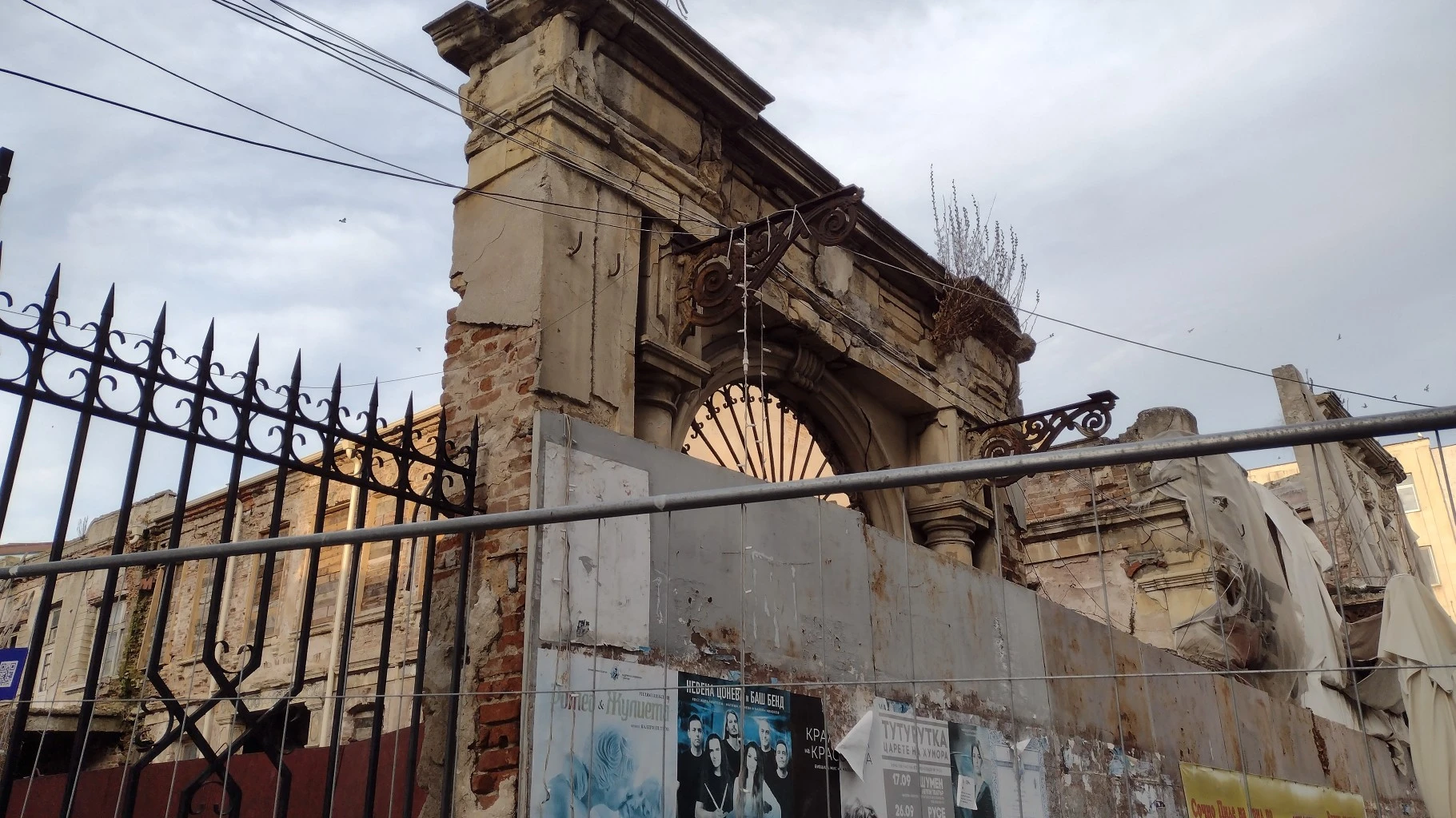 Легендарния палат на богаташа Исакучо Презенти се разпада в Бургас СНИМКИ