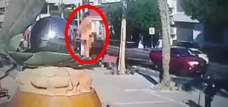 Жена се съблече гола пред очите на много минувачи ВИДЕО 18+