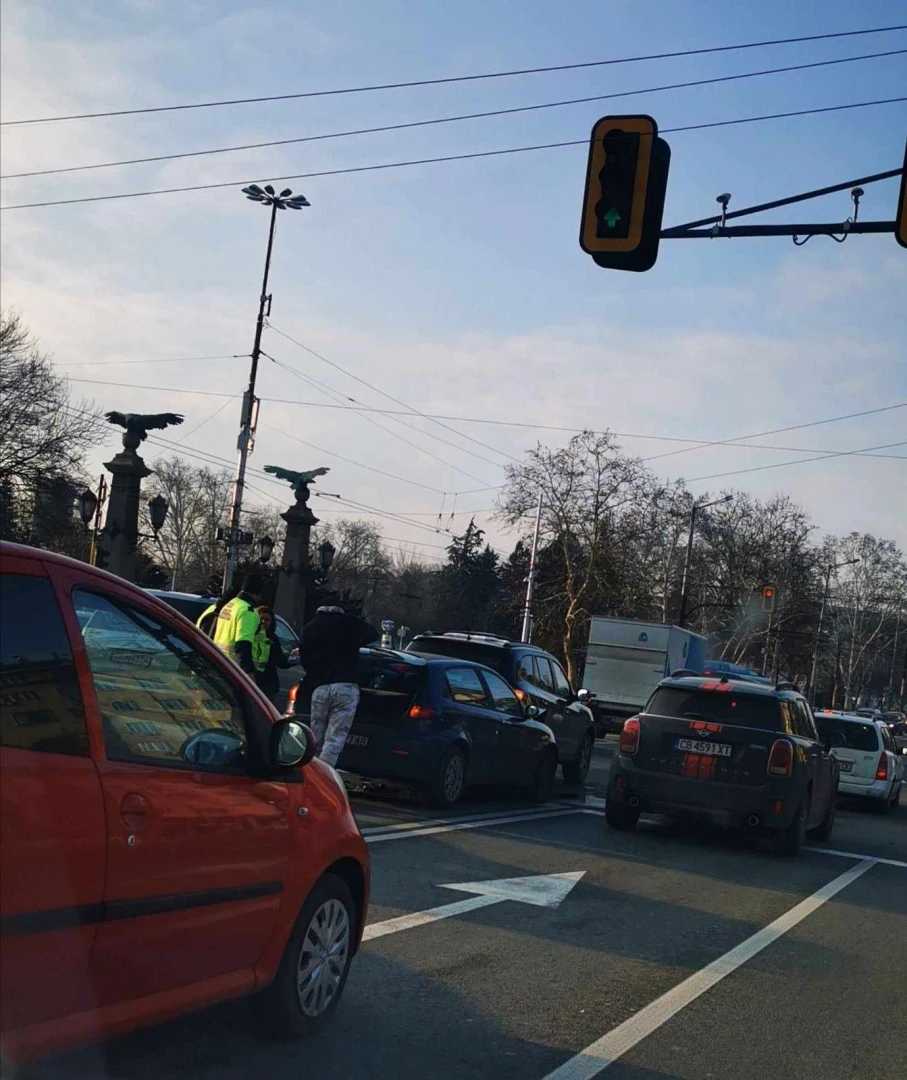 От последните минути! Страшен сакатлък на "Орлов мост", шофьорите са бесни СНИМКИ