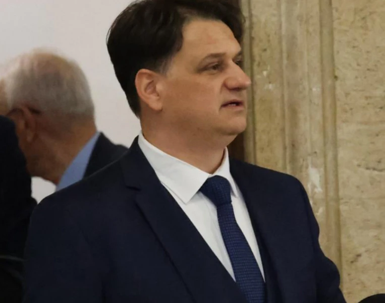 Един от новите министри вече раздаде пари на...