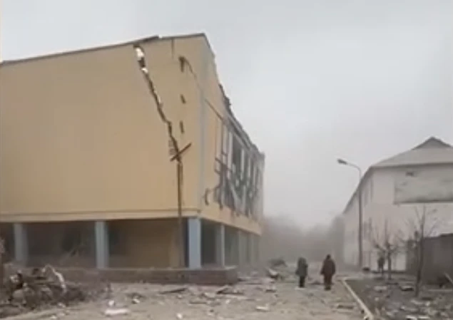 Кървава атака над родния град на Зеленски, взривено е училище, има жертви ВИДЕО