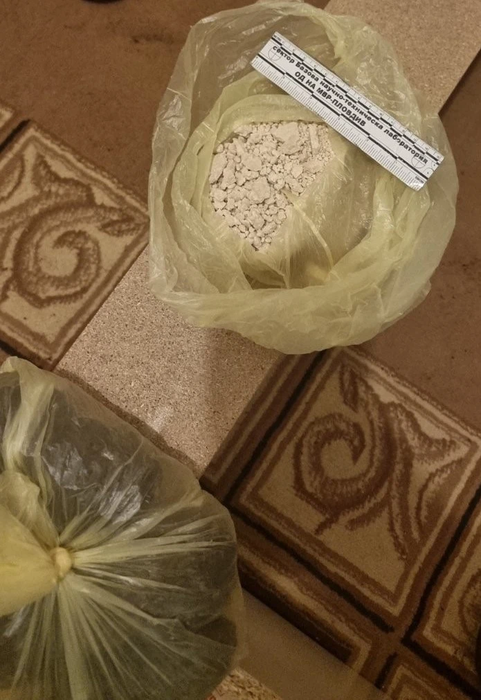 Спипаха дилър в Пловдивско с "богат асортимент" точно когато... СНИМКИ