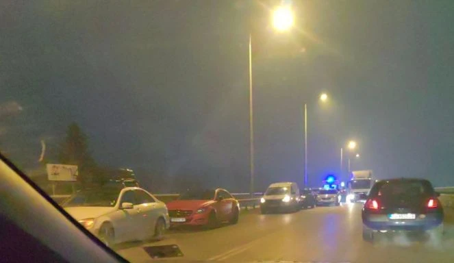 Само в БЛИЦ! В София е като на война, линейка кара дете към болница СНИМКИ