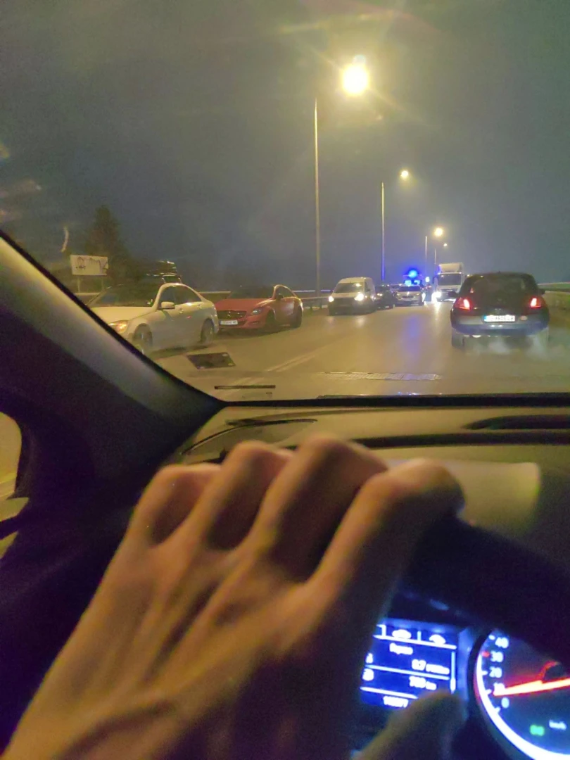 Само в БЛИЦ! В София е като на война, линейка кара дете към болница СНИМКИ