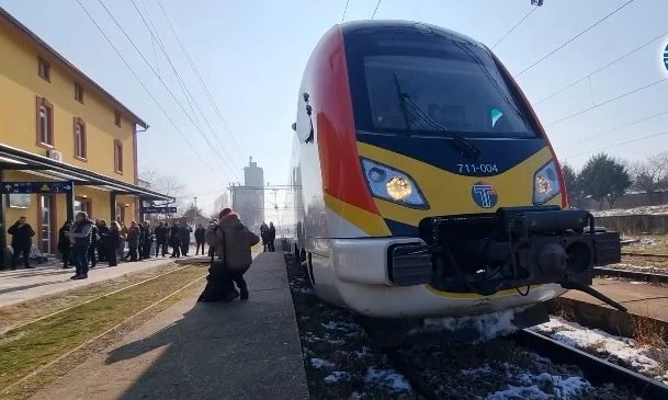 Разгеле! Македонците пуснаха първата отсечка на ж.п. линията към България ВИДЕО