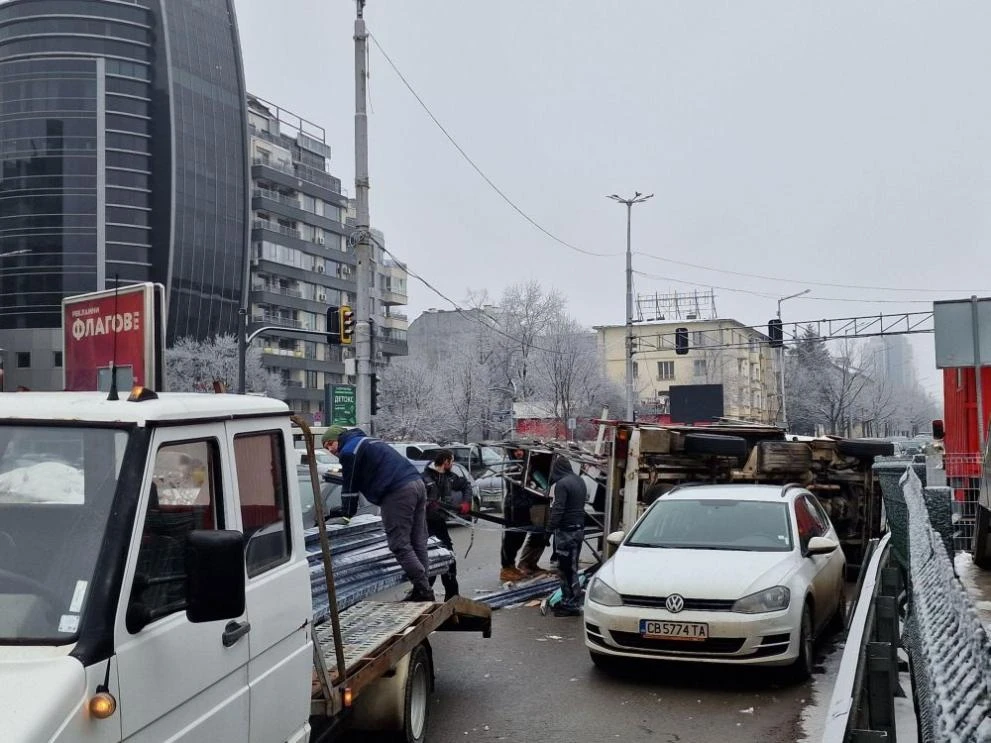 Зрелищна катастрофа в София: Камион се преобърна на бул. България СНИМКИ