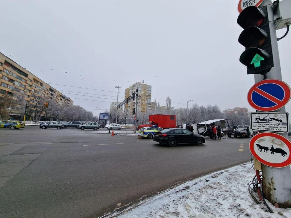 Зрелищна катастрофа в София: Камион се преобърна на бул. България СНИМКИ