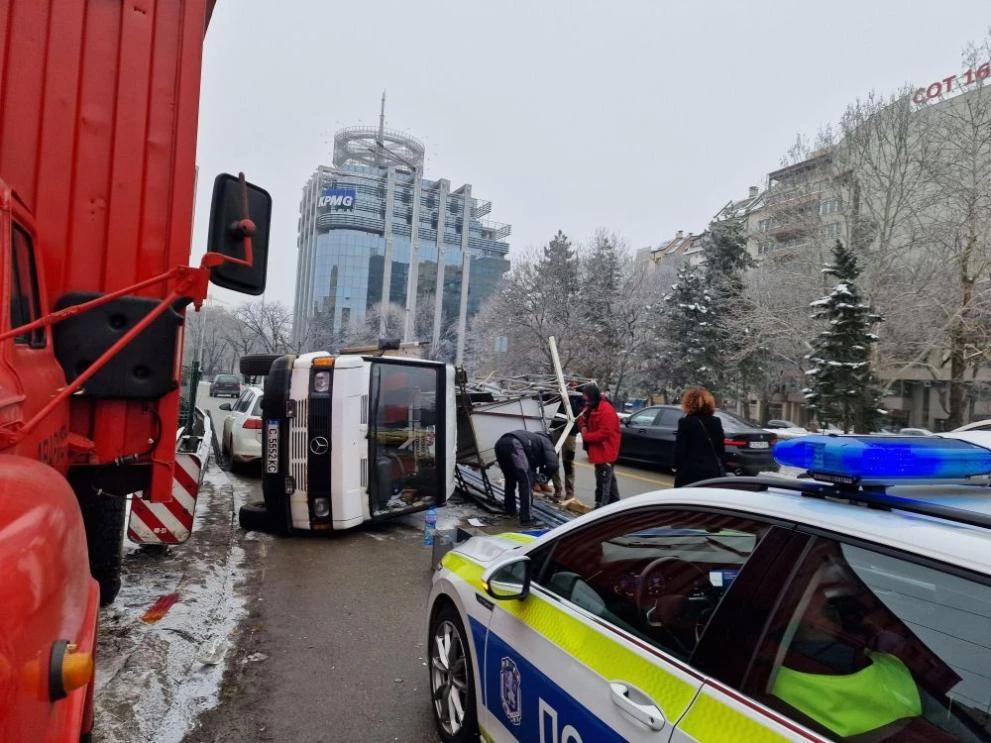 Зрелищна катастрофа в София: Камион се преобърна на бул. България СНИМКИ