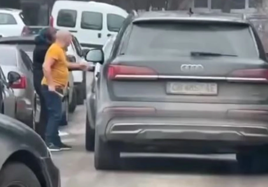 Екшън в София! Шофьор слезe с чук от черен джип и стана страшно ВИДЕО