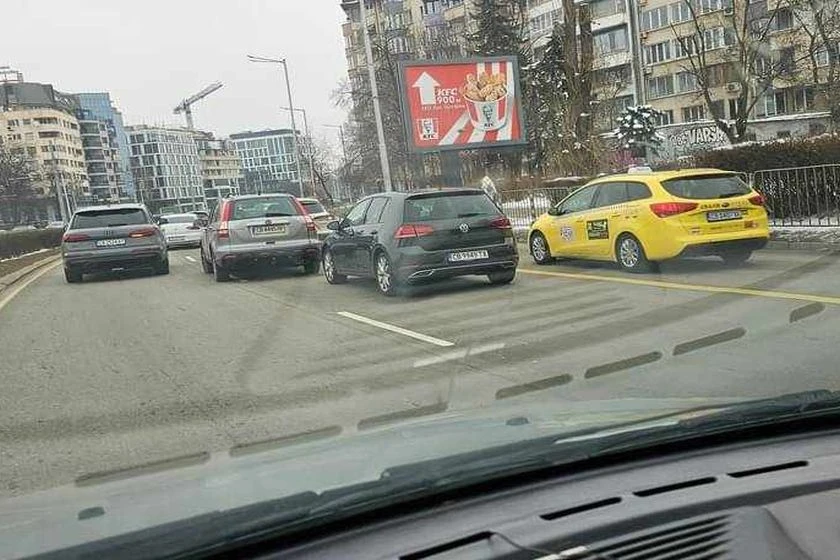 Карам, завивам, удрям: В София е като на блъскащи се колички, катастрофите са навсякъде СНИМКИ