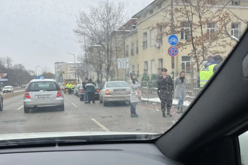 Карам, завивам, удрям: В София е като на блъскащи се колички, катастрофите са навсякъде СНИМКИ