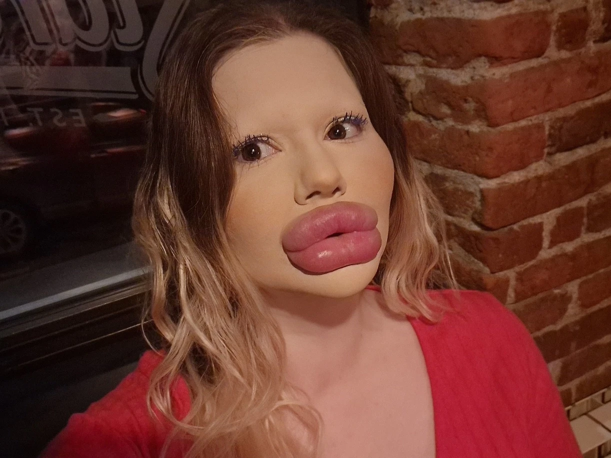 Богат арабин искал бургаското Барби за булка, а британец купил прашките й за...