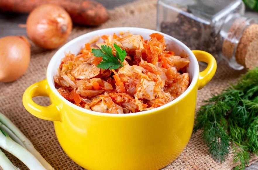 3 рецепти за уникално вкусни манджи със задушено зеле, изяждат се за минути